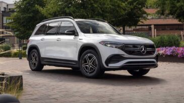 Yeni Mercedes-Benz EQB (2026): Ailelerin Elektrikli Lüks Rotası Yeniden Çizildi!